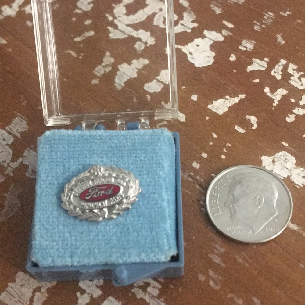 Vintage Ford tractor hat pin/lapel